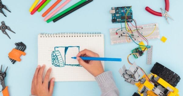 Foto proses mendesain produk diatas kertas