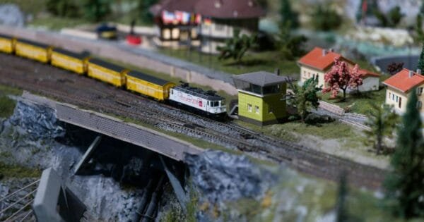 Maket diorama kereta dan rumah pinggir rel