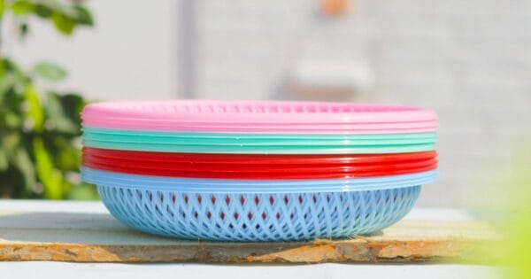 Contoh hasil molding piring berbahan plastik