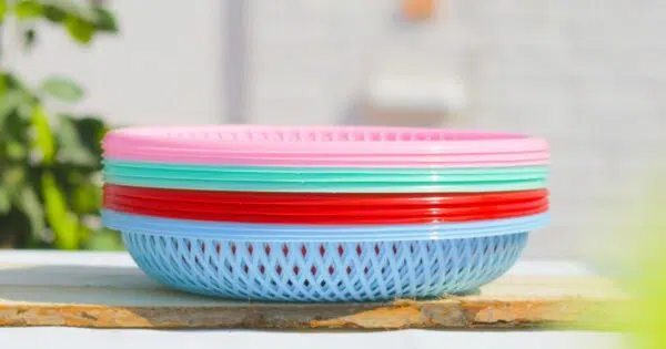 Contoh hasil molding piring berbahan plastik