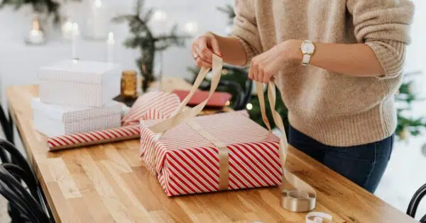 Perempuan sedang menyiapkan bingkisan natal