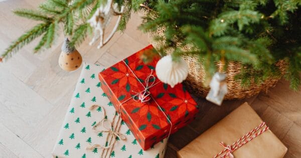 Tumpukan hadiah natal di bawah pohon natal